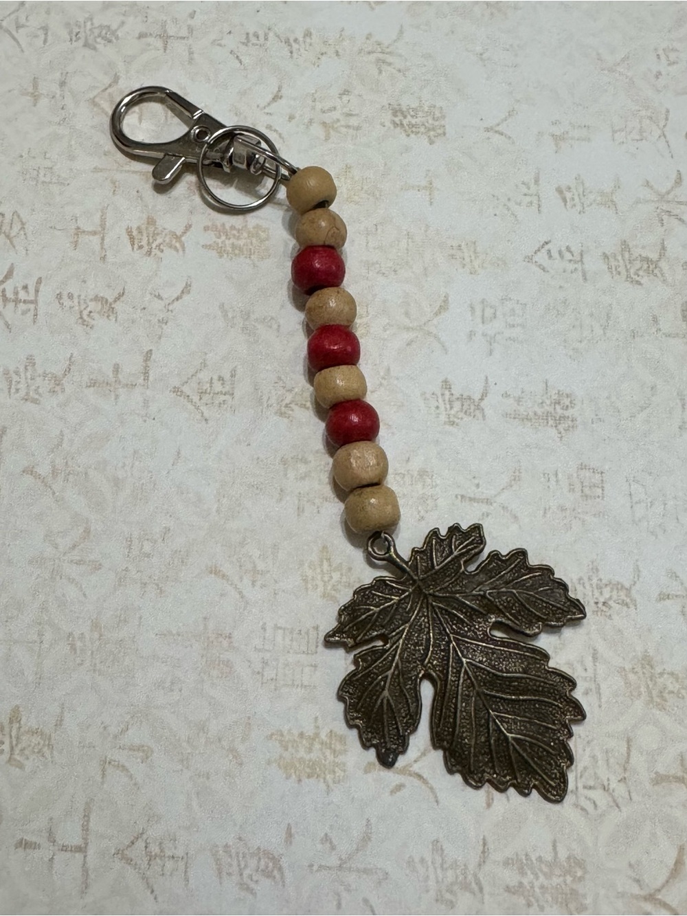 BEADED HANG TAG BAG TAG WITH LEAF CHARM